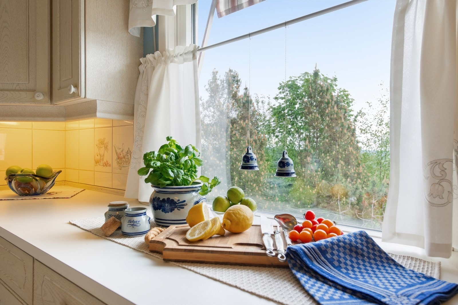 Her finner du rikelig med lagringsplass i både skap og skuffer, samt god benkeplass. Galleribilde