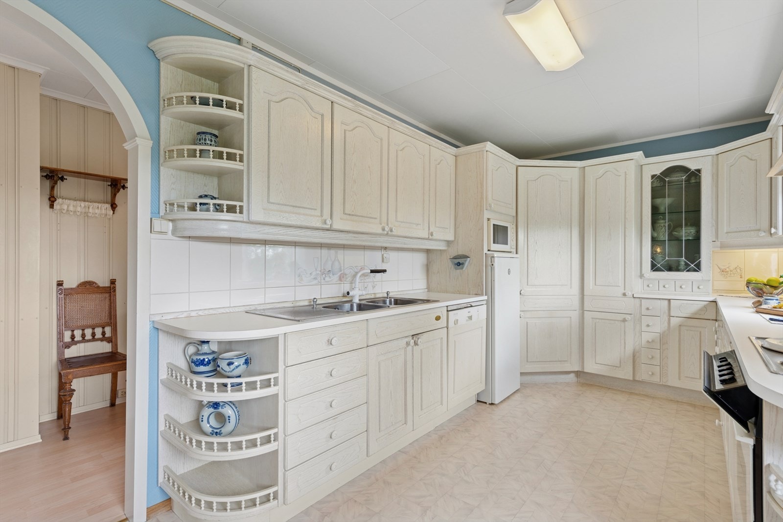 Innredningen, som er fra 2005, har lyse, profilerte fronter. Benkeplaten er utstyrt med nedfelt vask og kjøkkenkran. Galleribilde