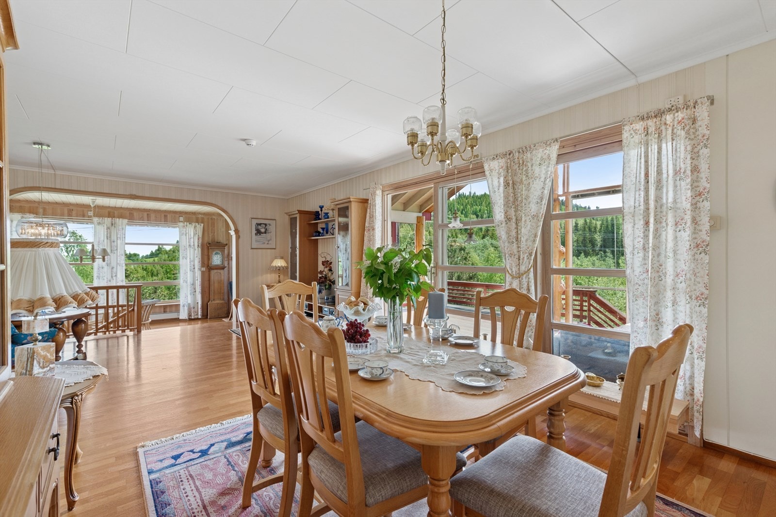 De store vindusflatene, sammen med terrassedøren, slipper inn rikelig med naturlig lys og gir en luftig romfølelse. Galleribilde