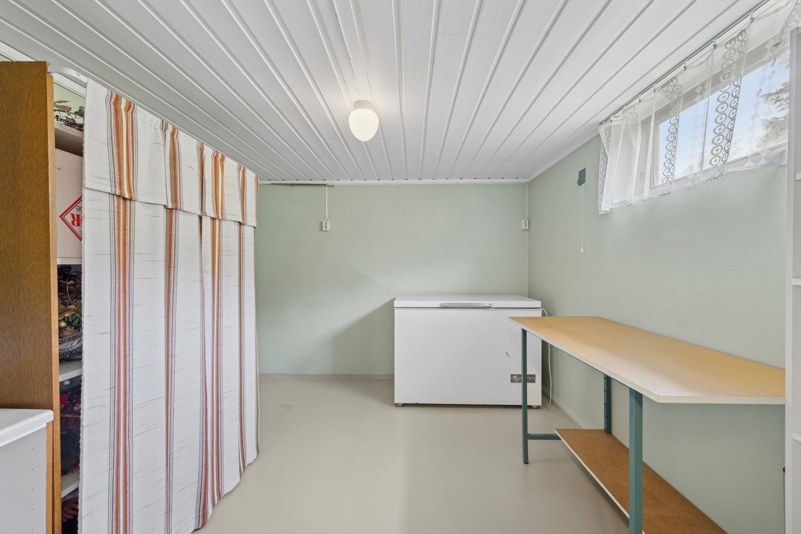 Boligen tilbyr utmerkede lagringsmuligheter i kjelleren med flere bodrom. Galleribilde