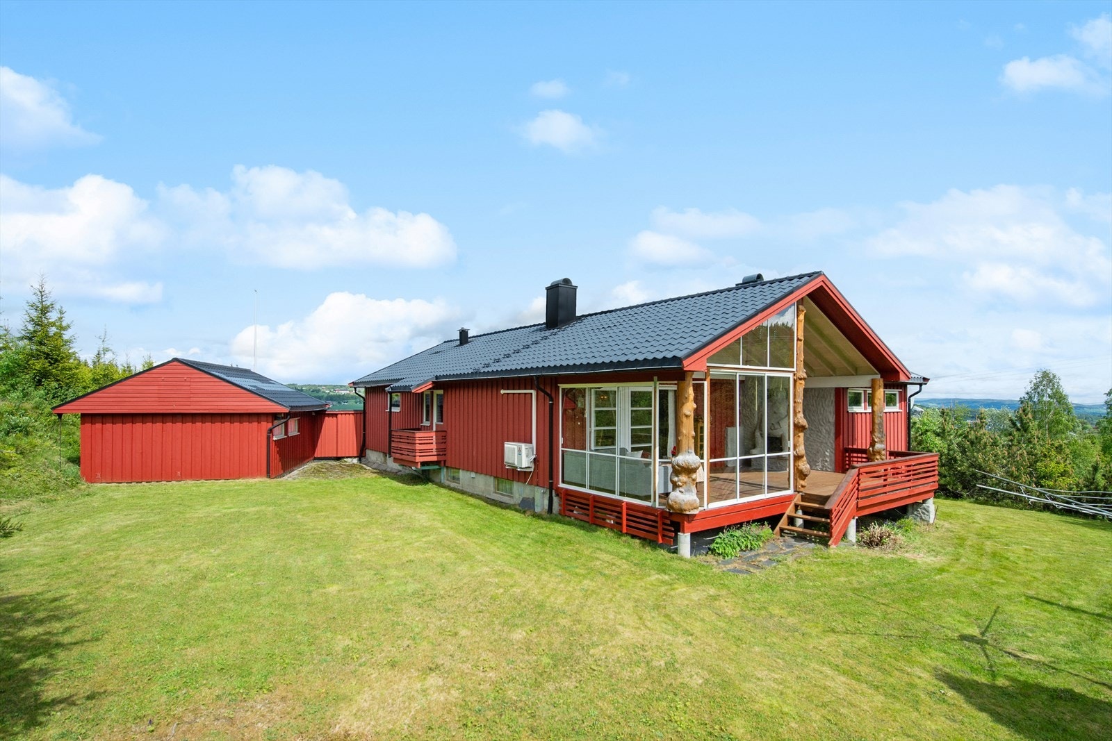 Den pent opparbeidede hagen byr på rikelig med boltreplass for både store og små. Galleribilde