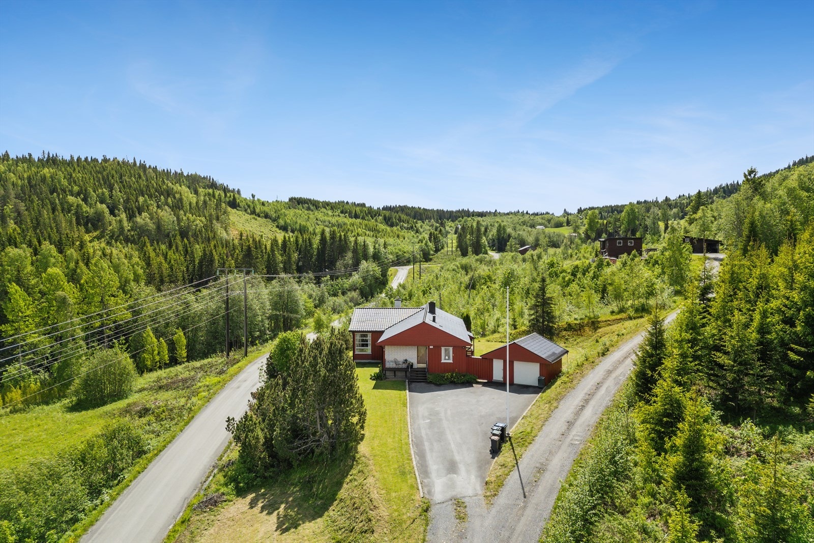 Det er kort kjørevei til barnehager, skoler og dagligvarebutikker, noe som gjør hverdagen enkel og praktisk. Galleribilde