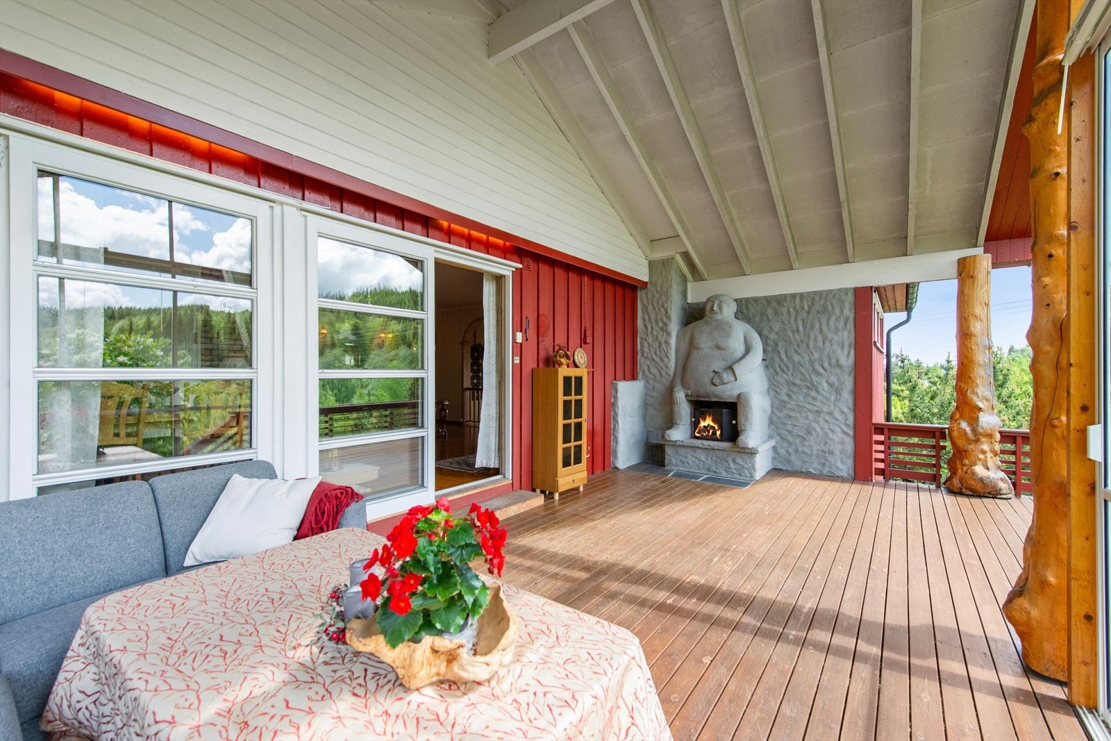 Terrassen kan enkelt inndeles i soner med plass til ulike utemøbler. Galleribilde