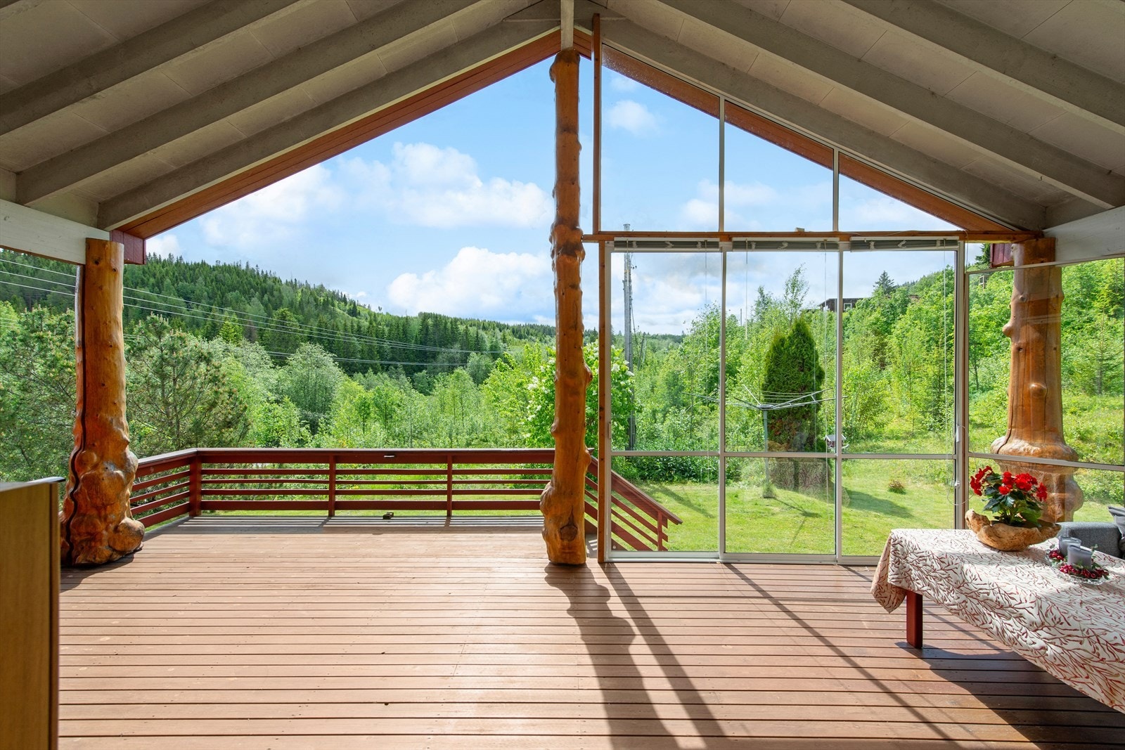 Uteplassen har et takoverbygg og er delvis innglasset Galleribilde