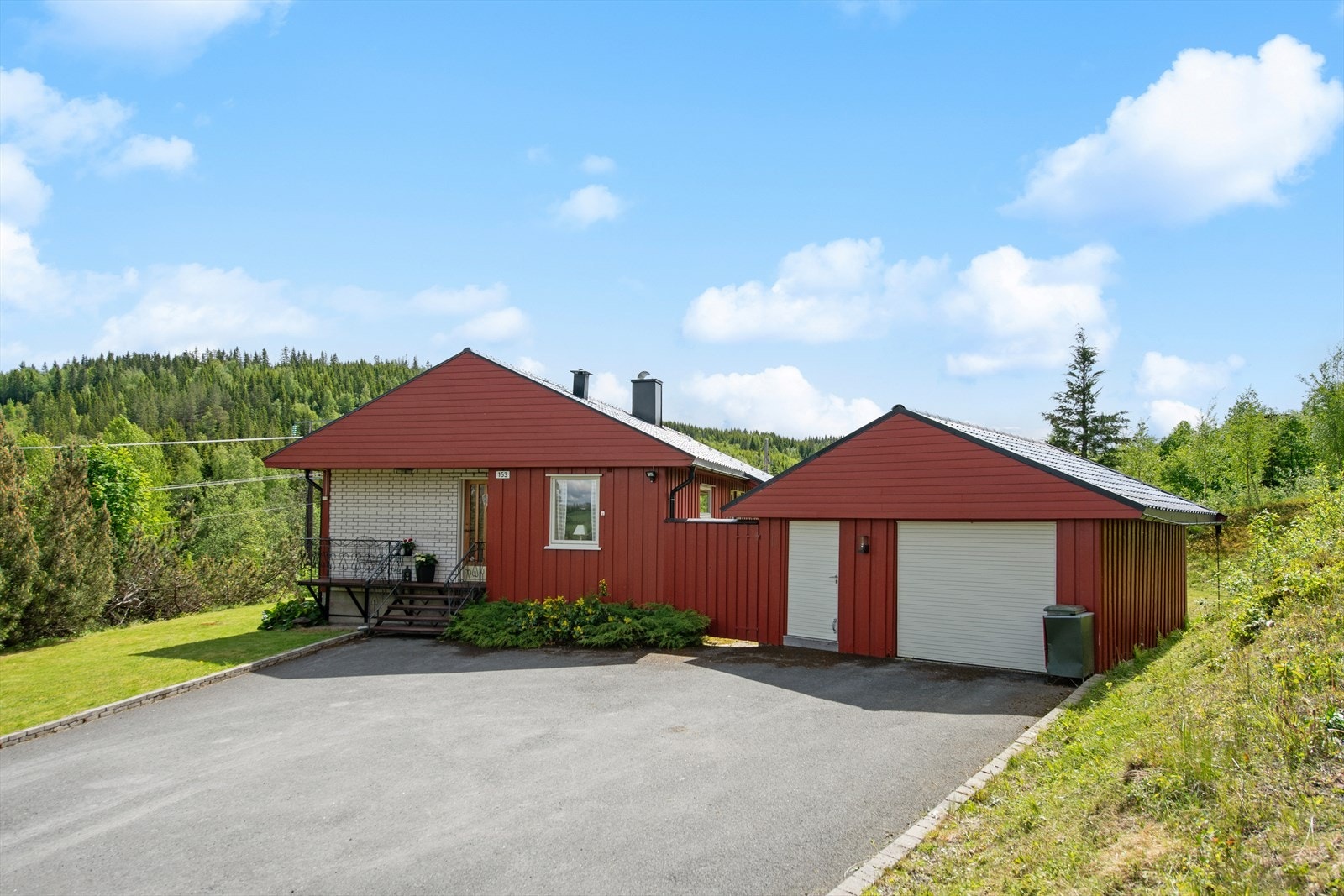 Det er gode parkeringsmuligheter på egen gårdsplass, samt plass til én bil i garasjen med tilhørende bod. Galleribilde