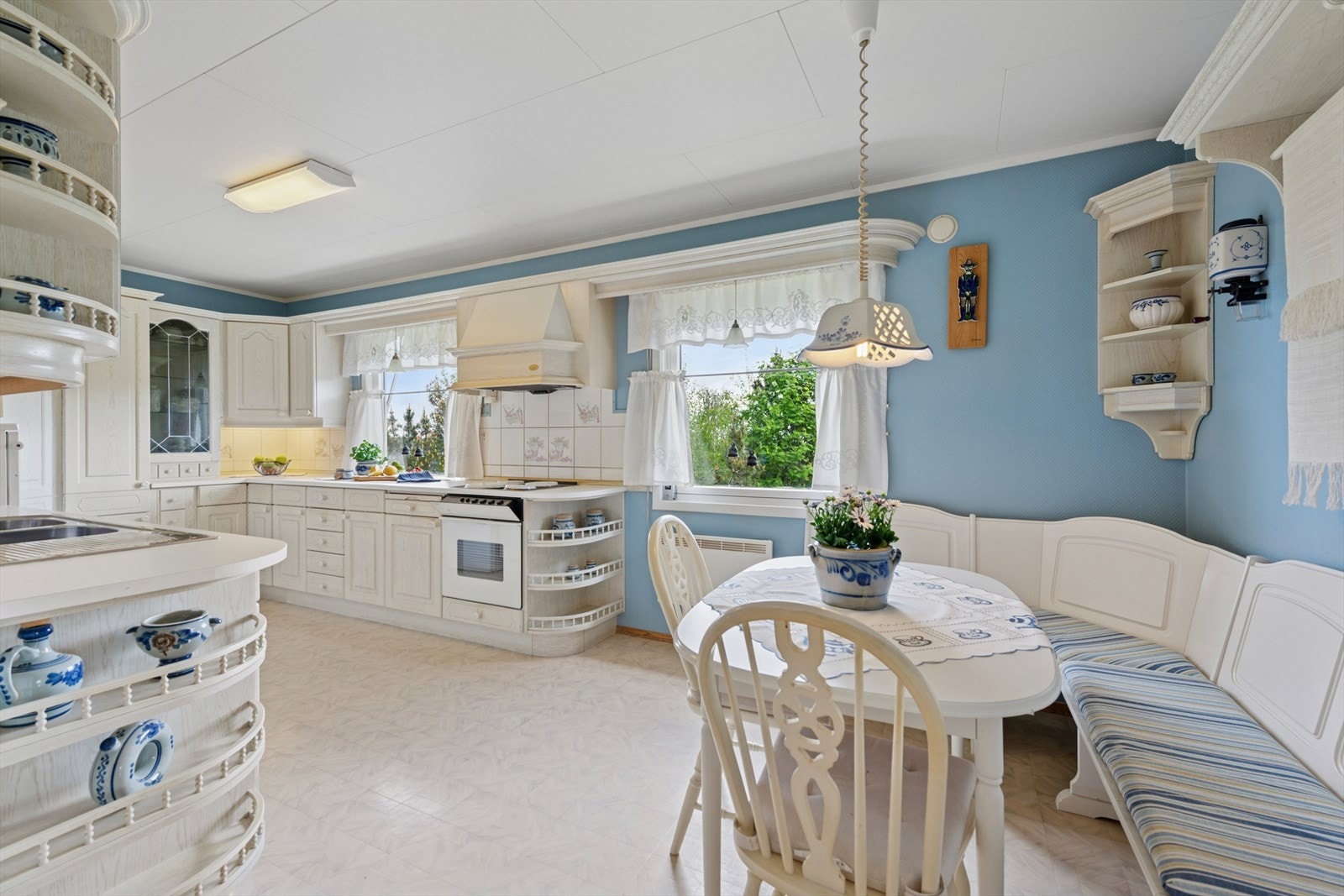 Kjøkkenet er adskilt i eget rom og har plass til et spisebord. Galleribilde