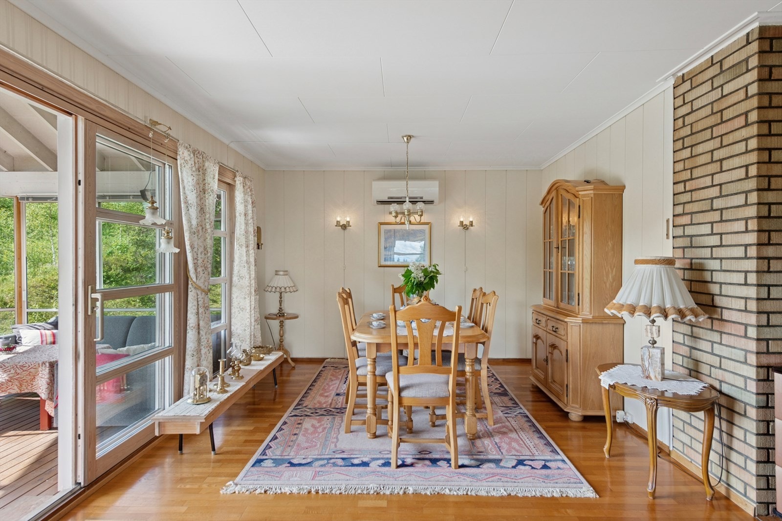 Stuen er utstyrt med en luft-til-luft varmepumpe fra 2011, som sørger for behagelig inneklima året rundt. Galleribilde