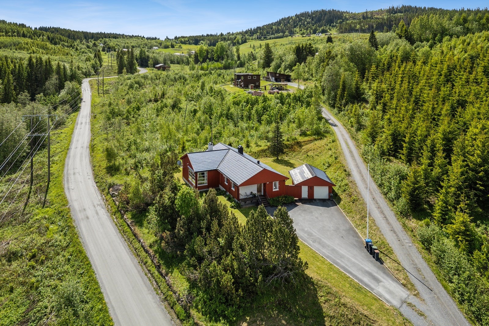 Boligen har en praktisk planløsning med alle oppholdsrom samlet på hovedplanet, samt en kjeller som byr på rikelig med lagringsplass. Galleribilde