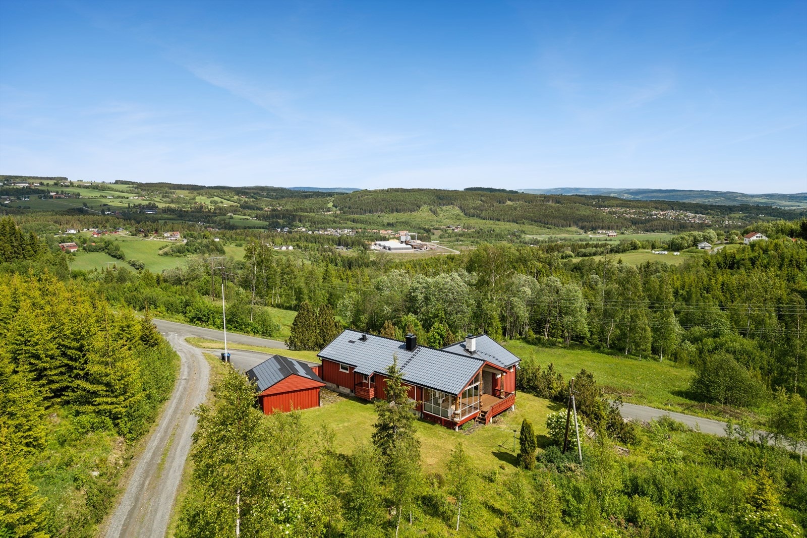 DNB Eiendom v/Tore Kinn presenterer Skonhovdvegen 163 - en landlig beliggende enebolig i flotte omgivelser. Galleribilde