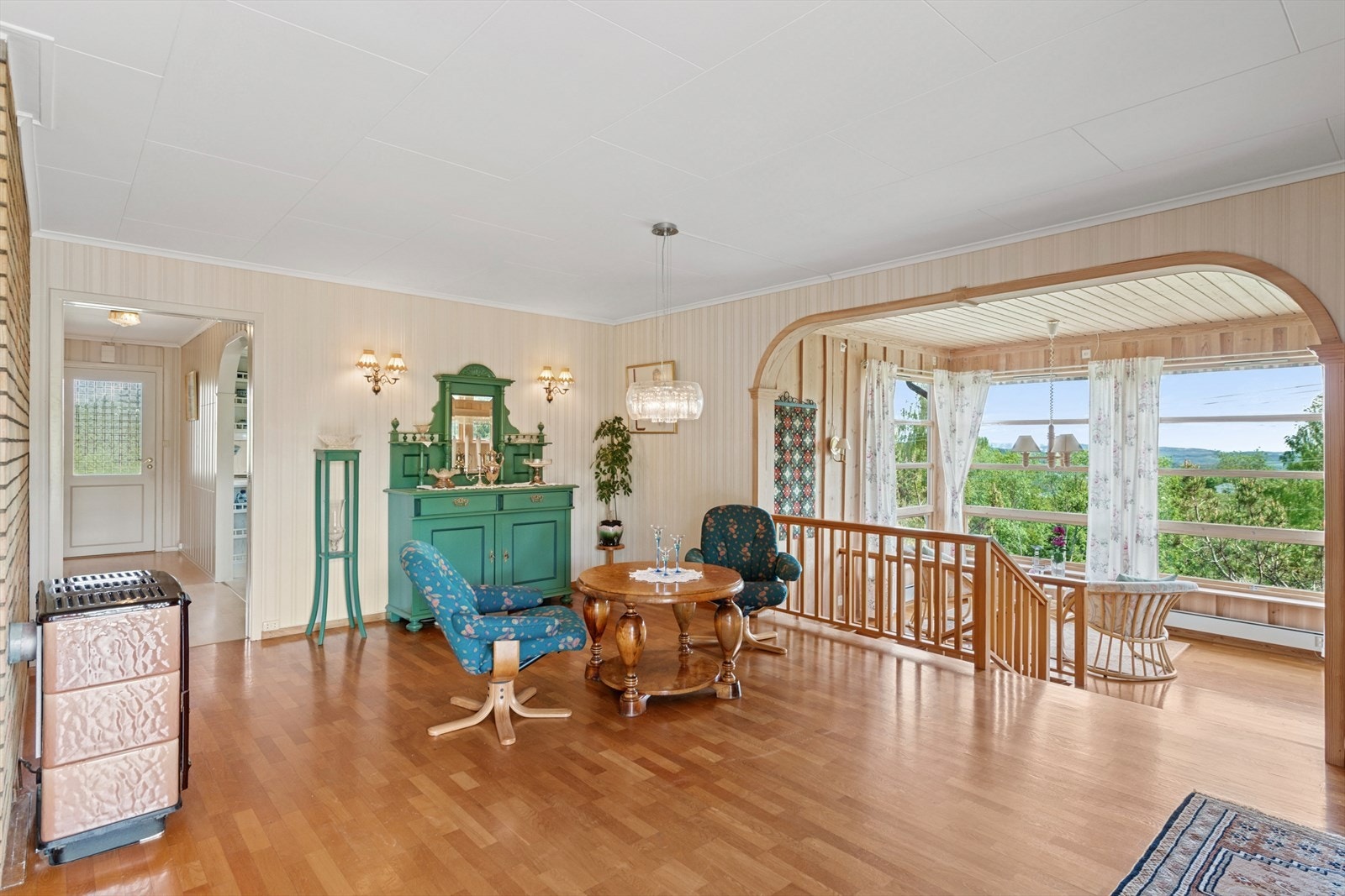 Hovedstuen, som er fra byggeåret, og peisestuen, som ble bygget i 1989, gir deg muligheten til å innrede i soner med plass til ønsket stuemøblement. Galleribilde