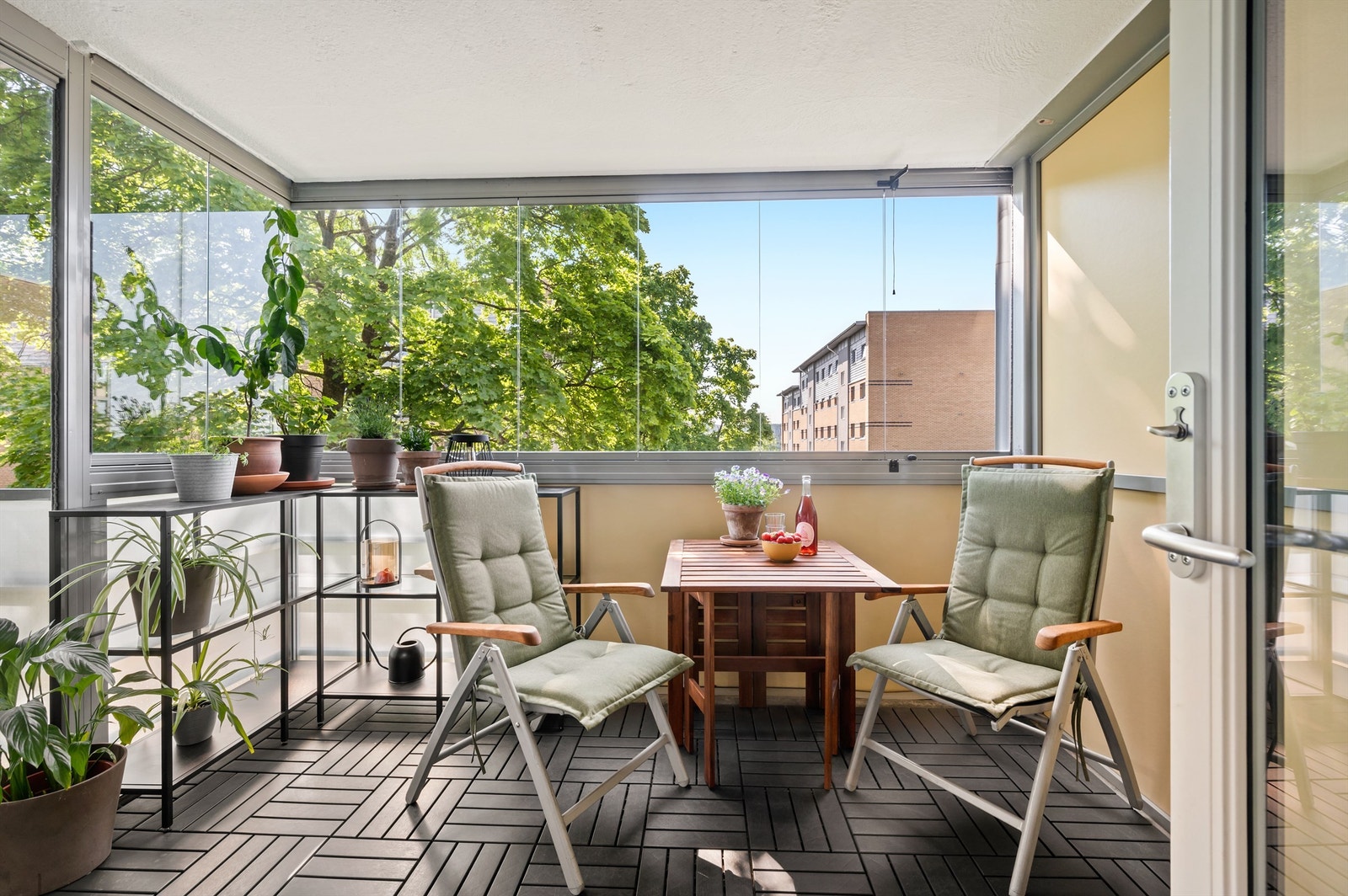 En pen 3-roms andelsbolig i høy 1. etg, med god intern beliggenhet i populært borettslag. Galleribilde