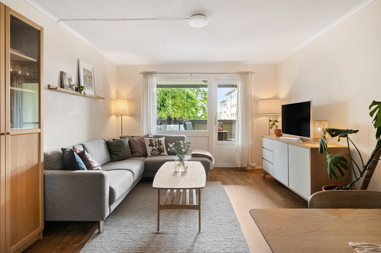 Fra stuen har man direkte adgang til balkong. Galleribilde