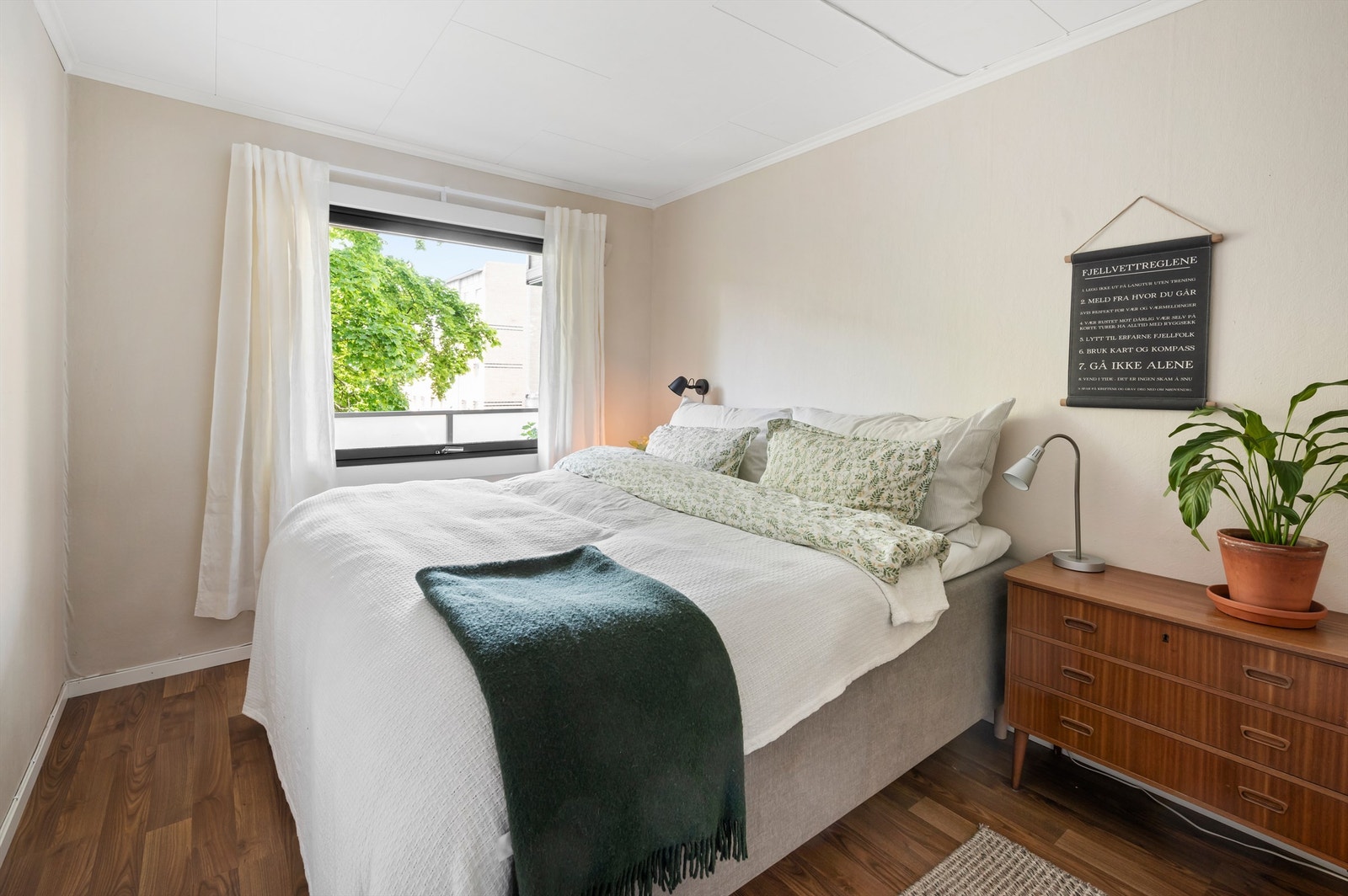 Hovedsoverom med god plass til dobbeltseng med tilhørende nattbord. Galleribilde