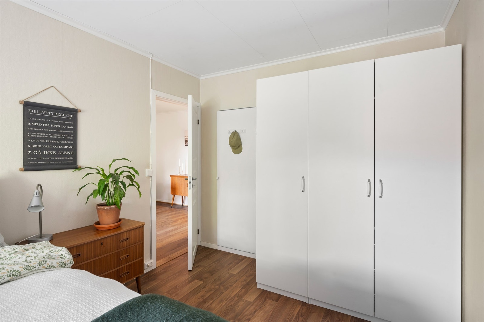 I tillegg er soverommet tilknyttet en innvendig bod som kan benyttes som walk in-closet hvis ønskelig. Galleribilde