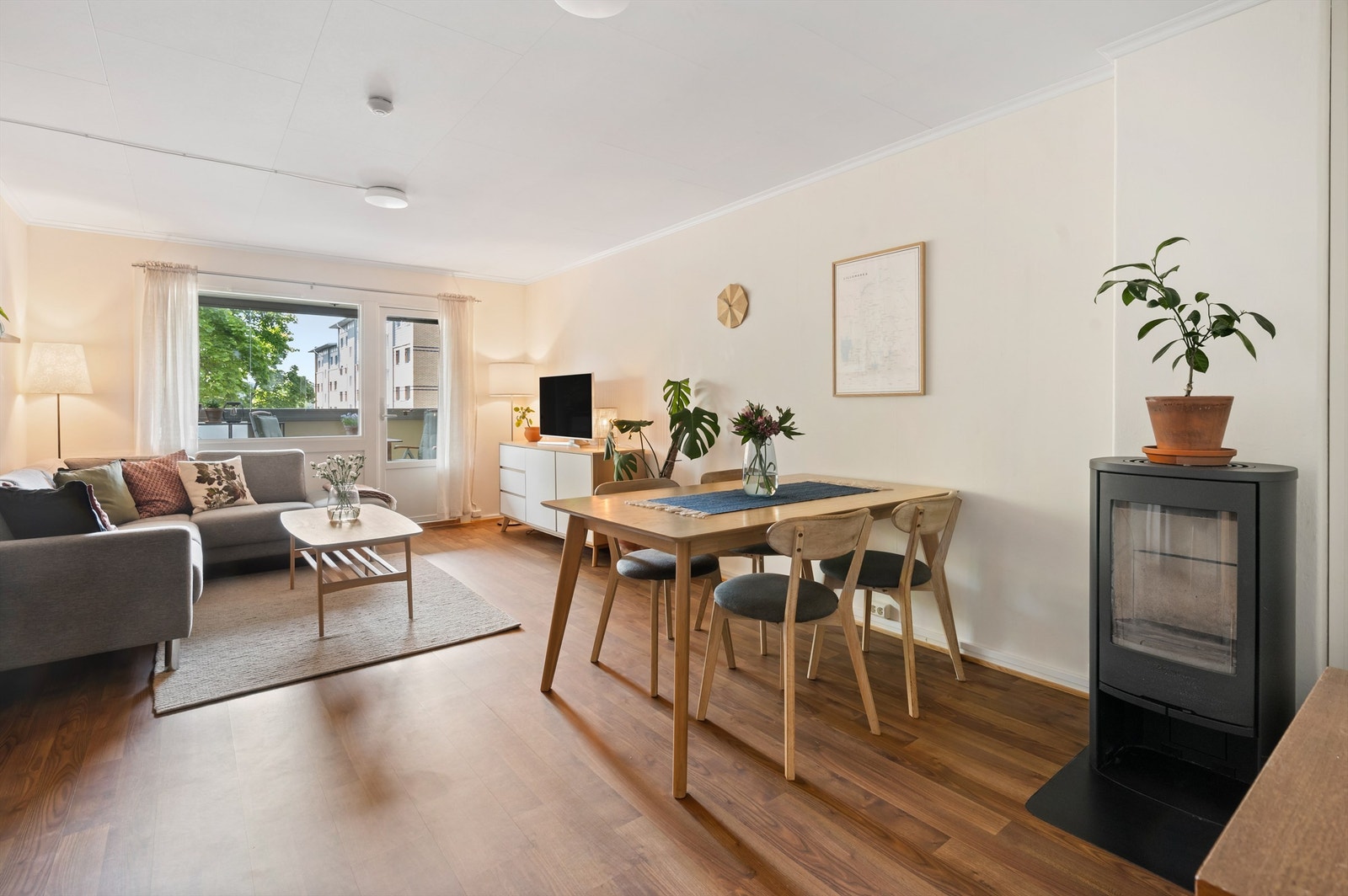 Stuen rommer også fint et større spisebord. Galleribilde