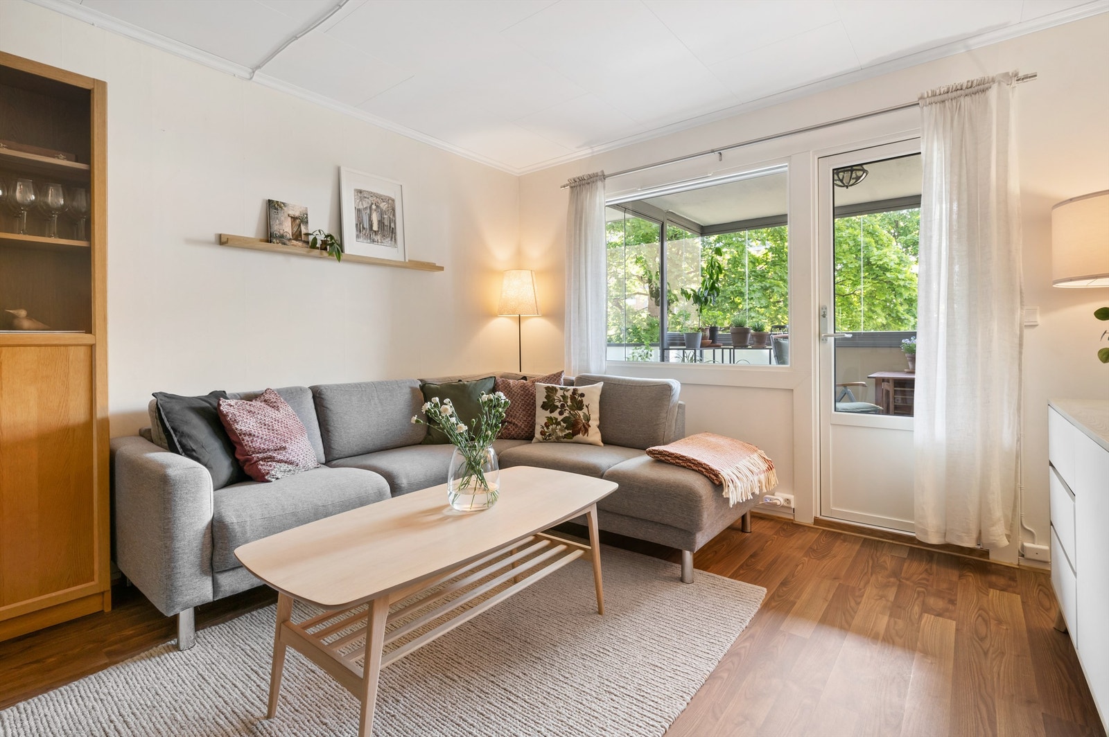 Romslig stue med god plass til stor sofagruppe. Galleribilde