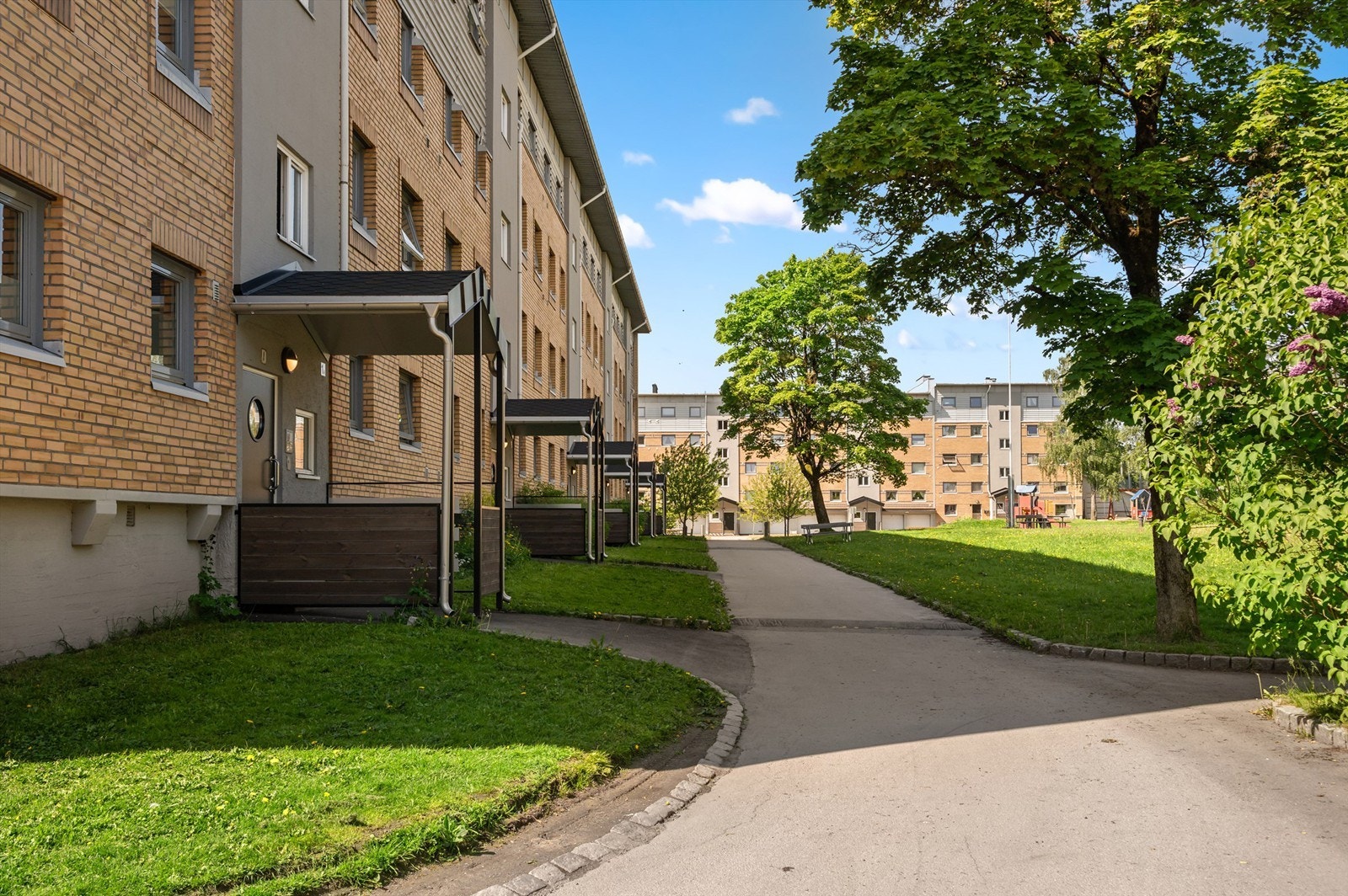 Borettslaget har en pent opparbeidet fellestomt med flere fine grøntområder, lekeplasser, sittegrupper m.m. Galleribilde