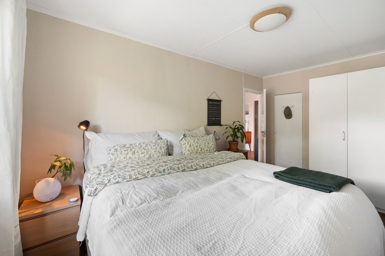 Hovedsoverommet har bra med garderobeplass. Galleribilde