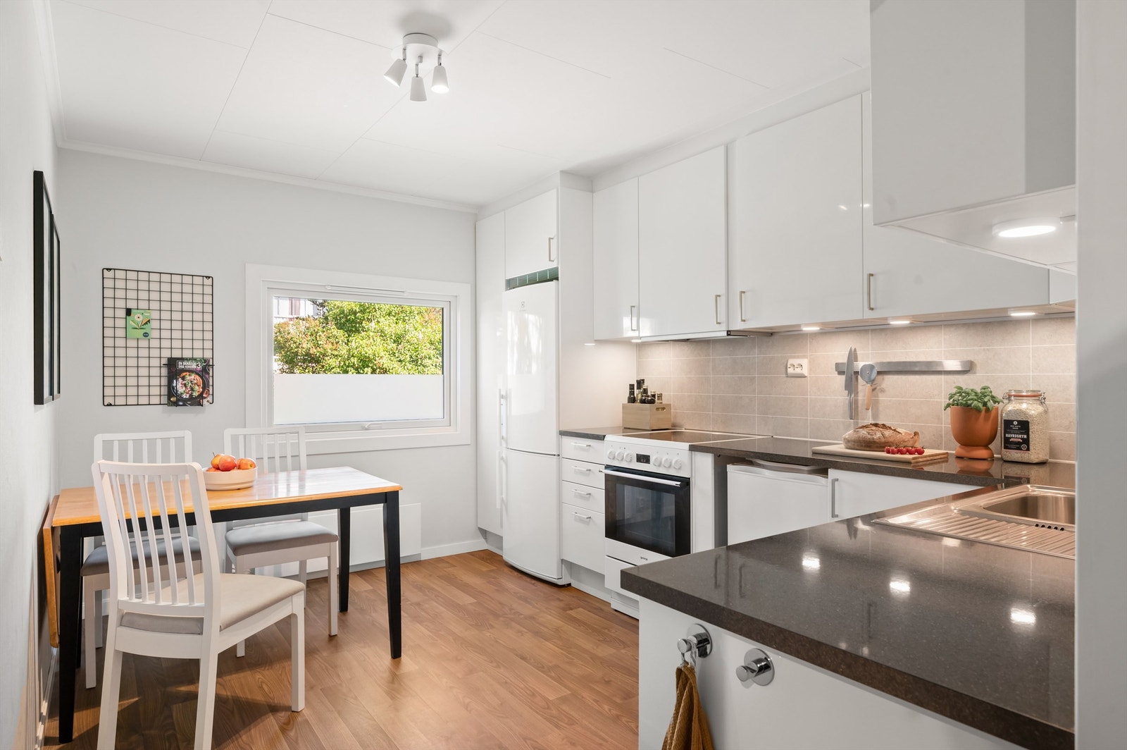 Pent, separat og romslig kjøkken fra 2012. Galleribilde