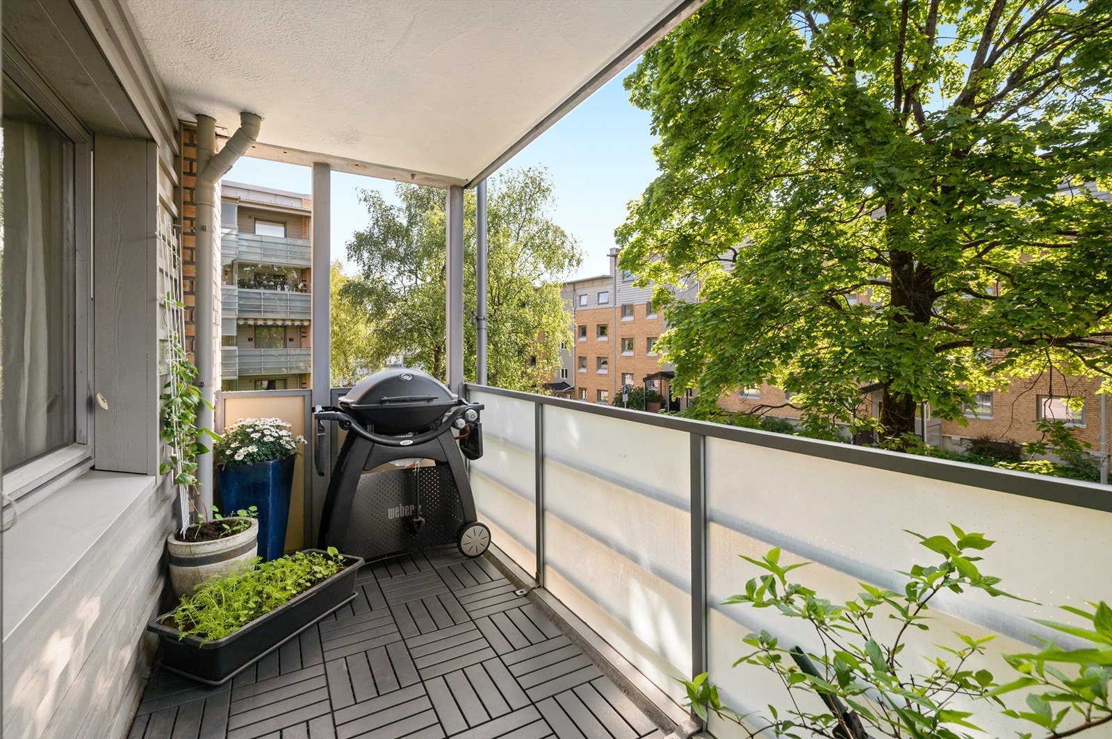 Her har man mer enn nok plass til sittegruppe, grill, planter, urter eller hva man nå enn måtte ønske seg. Galleribilde