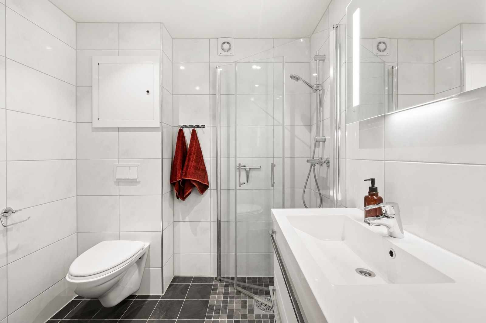 Badet har opplegg for både vaskemaskin og tørketrommel. Galleribilde