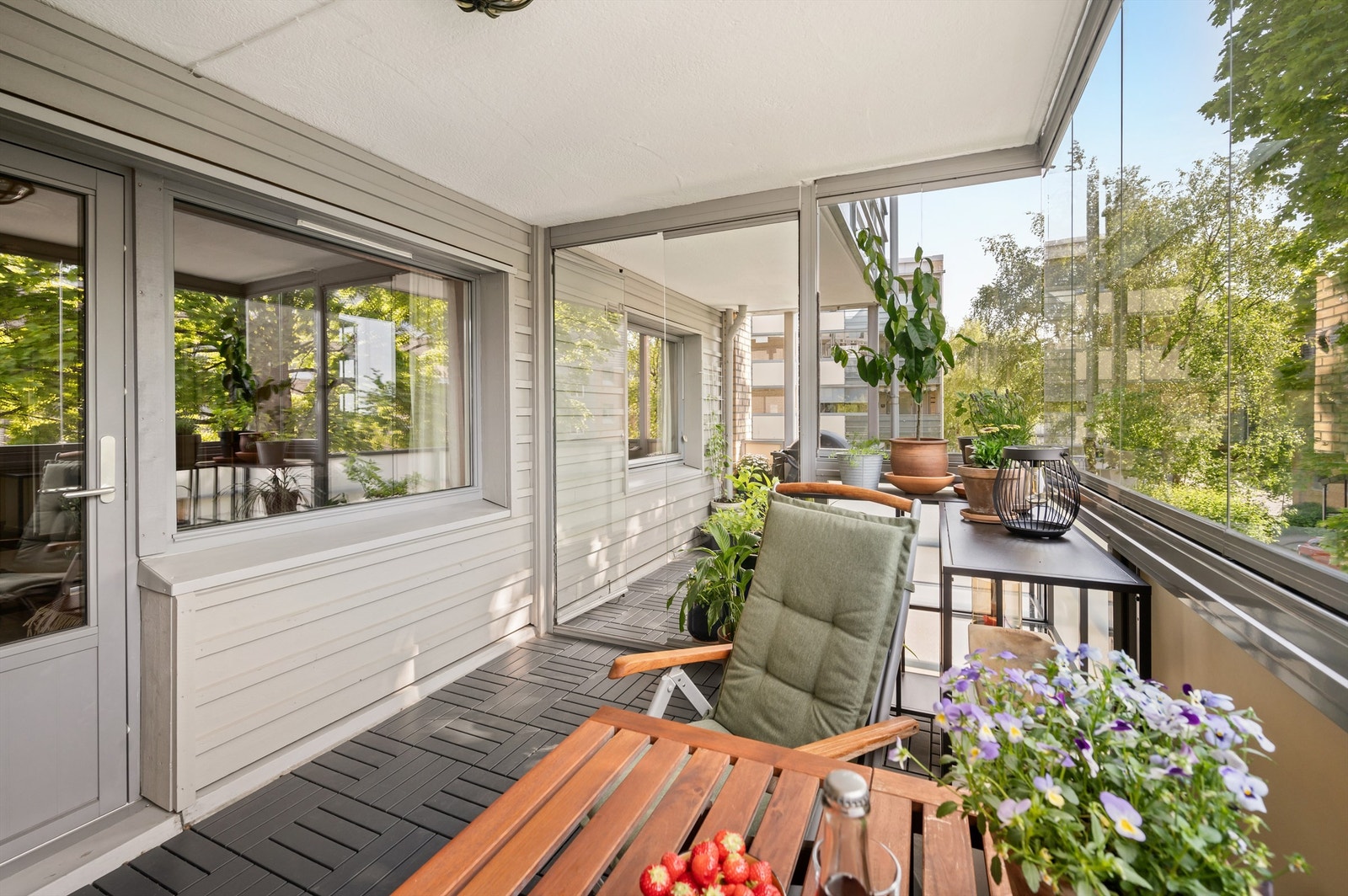 Balkongen vender mot sydøst og har sol fra morgen til ca. kl. 1430 - 1500 på sommerstid, i følge selger. Galleribilde