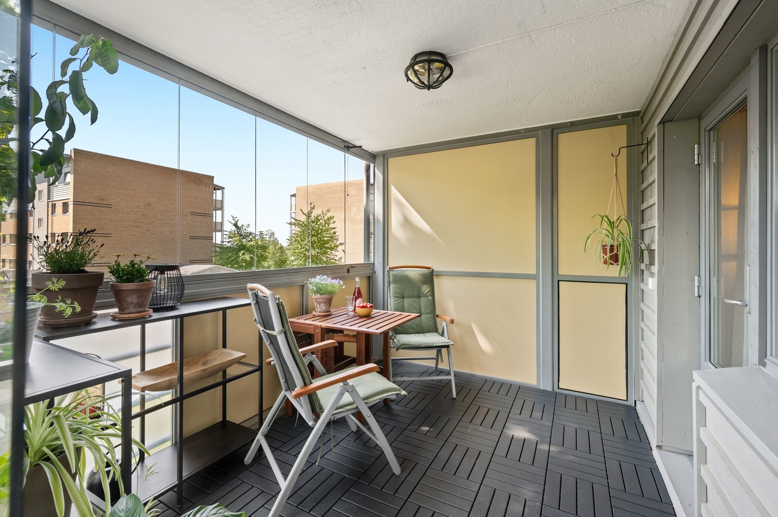 Balkongen blir en naturlig forlengelse av stuen på sommeren. Galleribilde