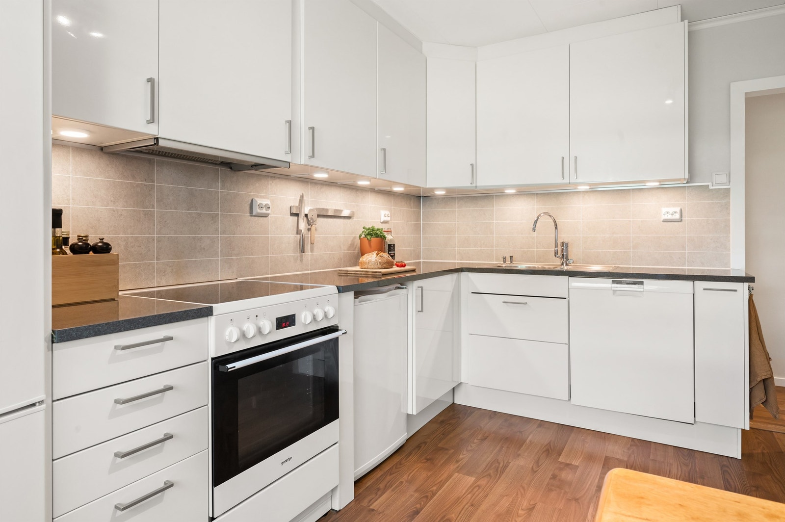 Hvitevarene medfølger og består av kjøleskap med frysedel, fryseboks, ventilator og komfyr. Galleribilde