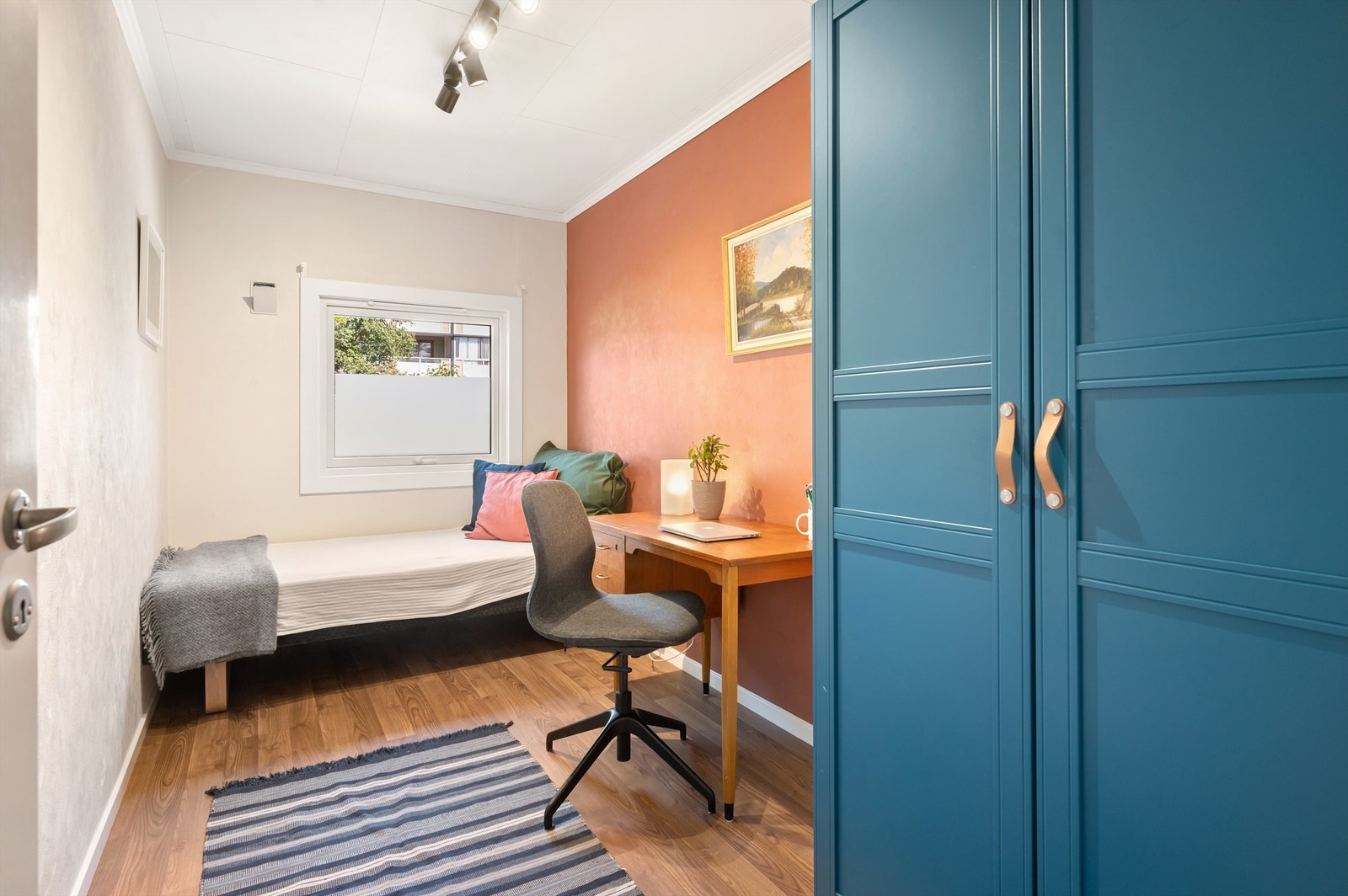 Boligens andre soverom passer ypperlig som barnerom, gjesterom eller kontor. Galleribilde