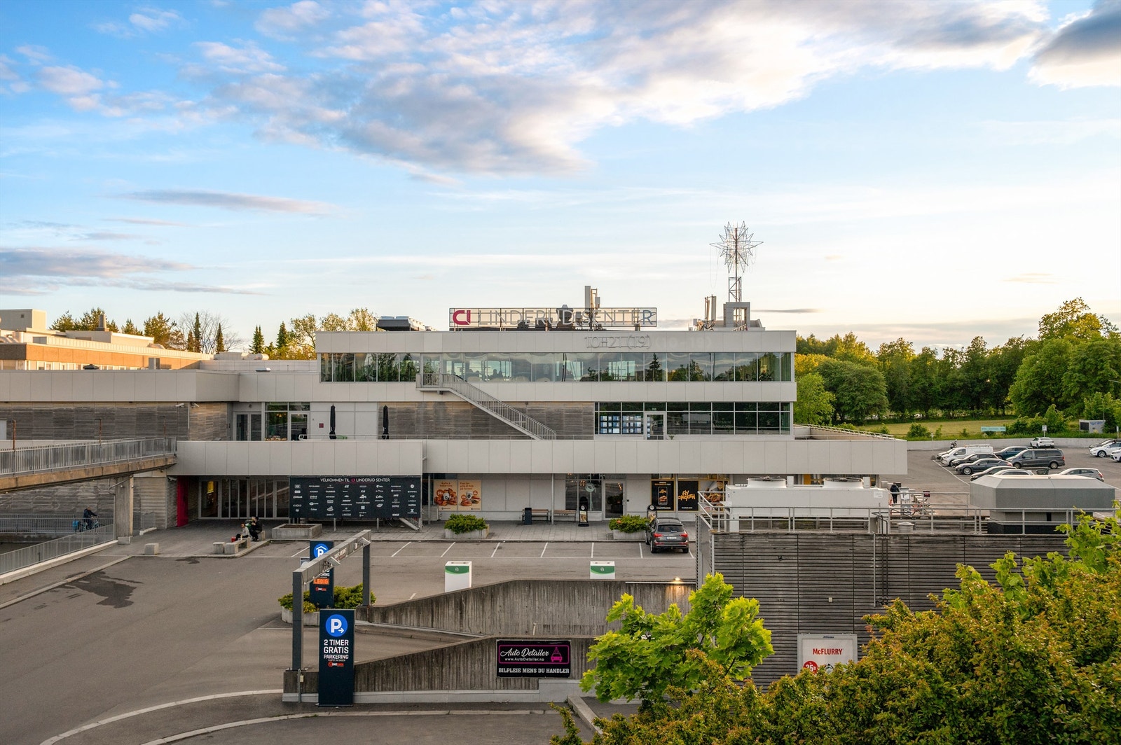 ...og Linderud senter. Kombinert tilbyr de et godt utvalg av butikker, treningssenter, Vinmonopol, legekontor m.m. Galleribilde