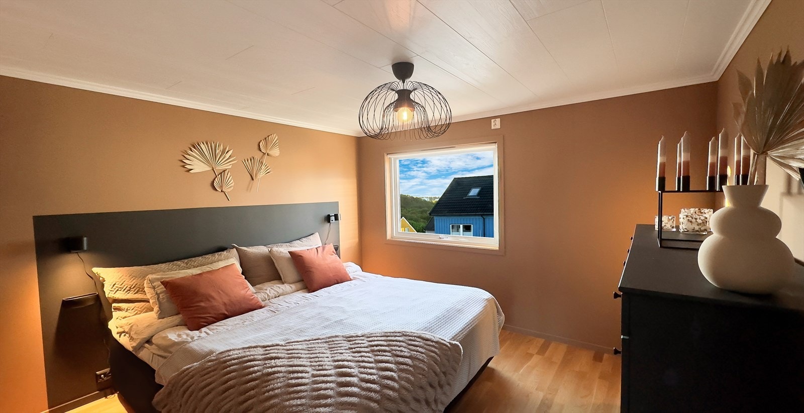 Romslig og pent hovedsoverom Galleribilde