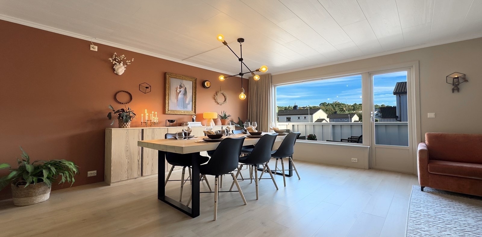 Spisestue med utgang til veranda Galleribilde