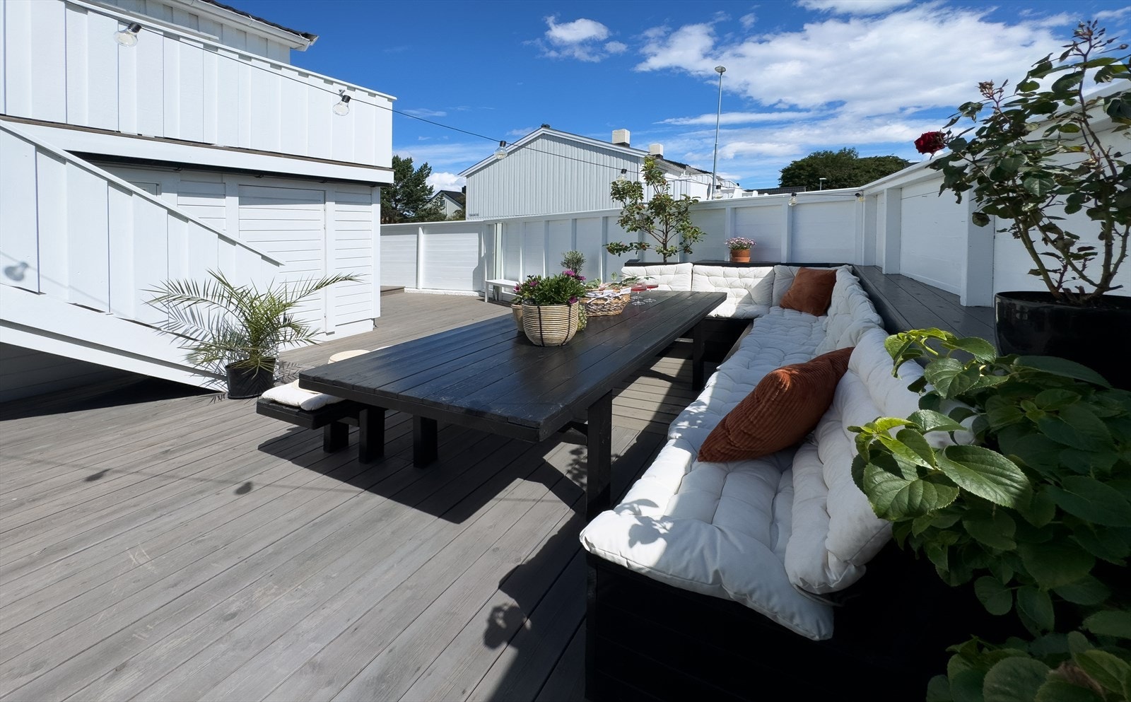 Romslig og solrik terrasse Galleribilde