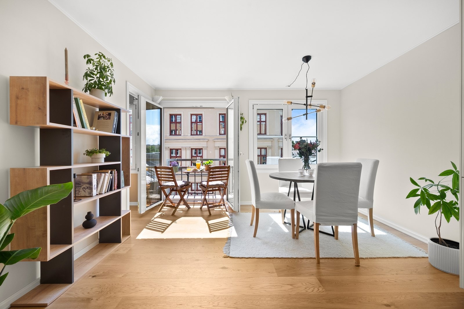 Leiligheten ligger i byggets 3. etasje med heis og flott fransk balkong Galleribilde