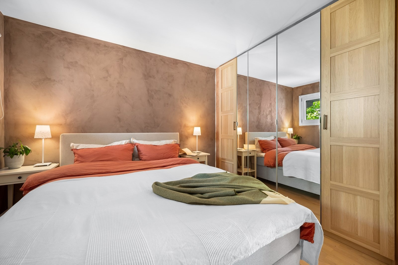 Det er godt med skapplass i et stort garderobeskap som medfølger Galleribilde