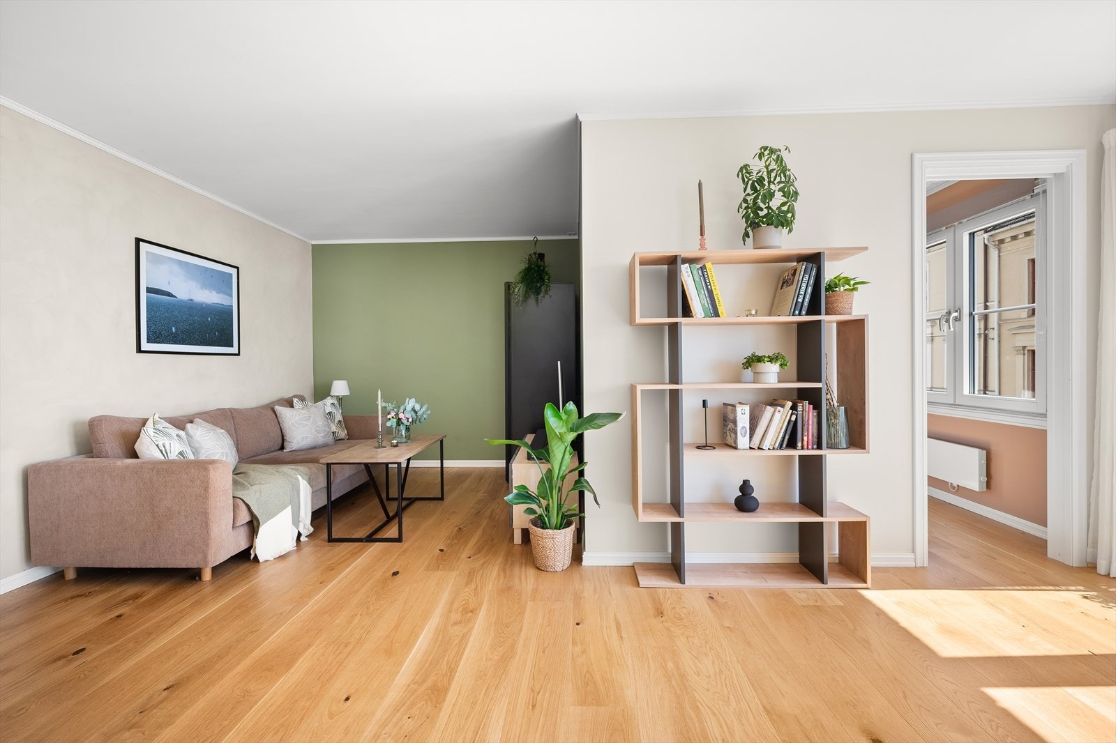 Stuen har en romslig planløsning med flere innredningsmuligheter. Galleribilde