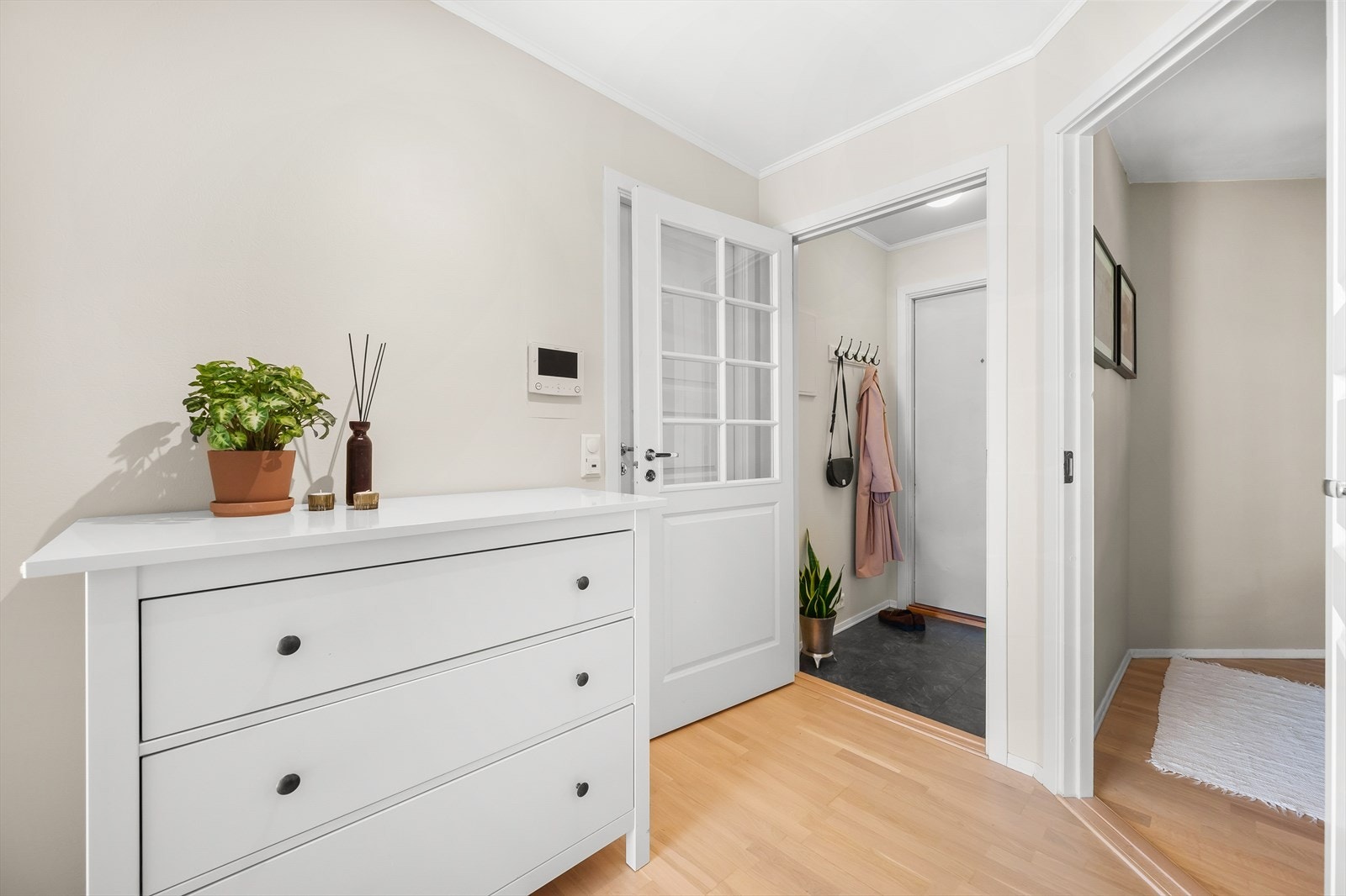 Lys og hyggelig hyggelig entré/gang med plass til å henge fra seg yttertøy. Galleribilde