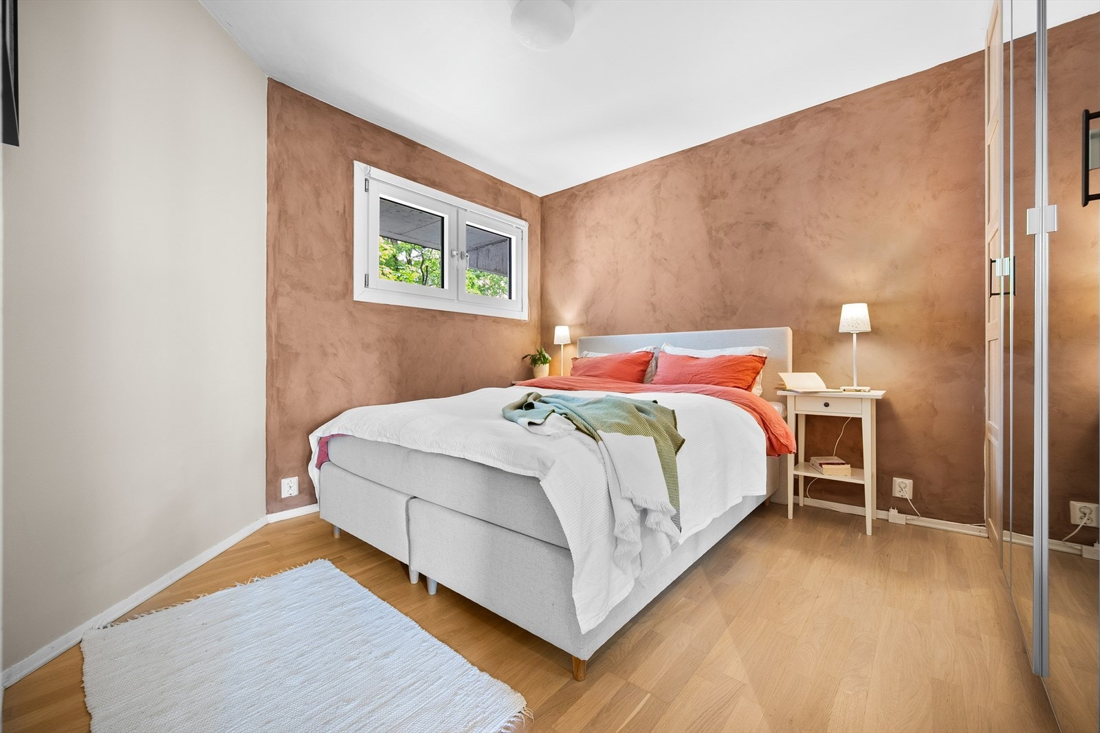 Stort hovedsoverom med god plass til dobbeltseng og tilhørende møbler. Galleribilde