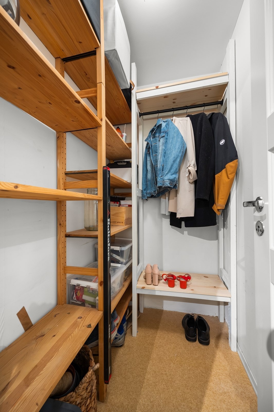 Praktisk innvendig bod med gode lagringsmuligheter. Galleribilde