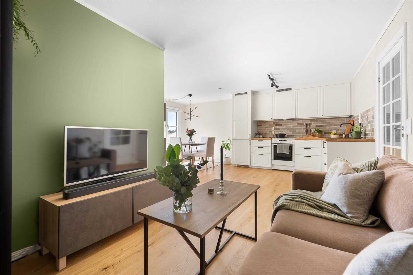 Hyggelig sofakrok med plass til tv og sittegruppe. Galleribilde