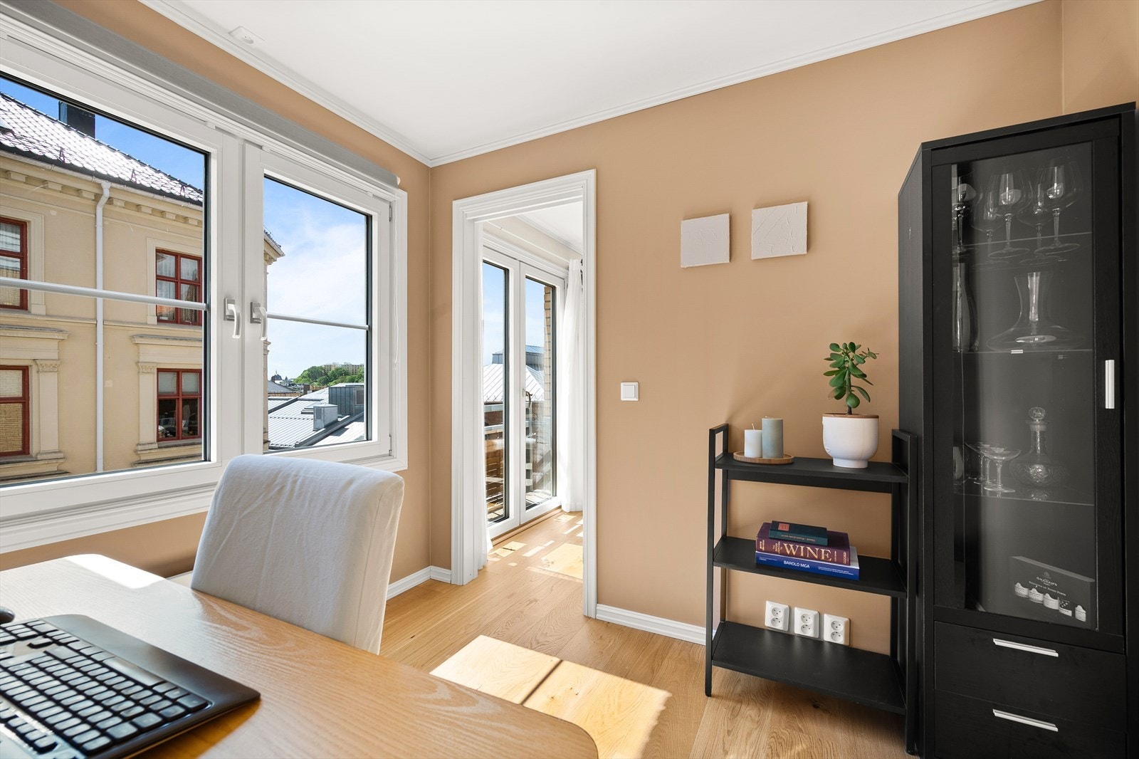 Rommet har flere bruksmuligheter og passer utmerket som gjesteværelse eller barnerom Galleribilde