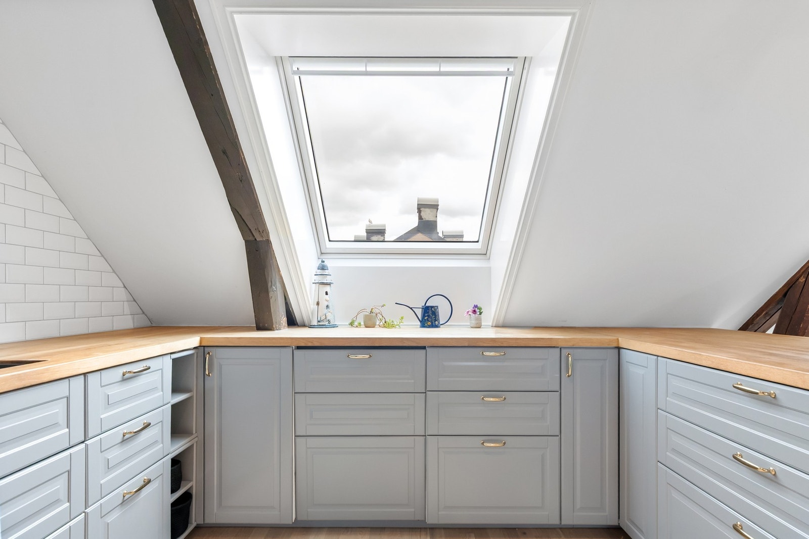 Det er godt med arbeidsflate og rikelig oppbevaringsplass i både skuffer og skap. Galleribilde