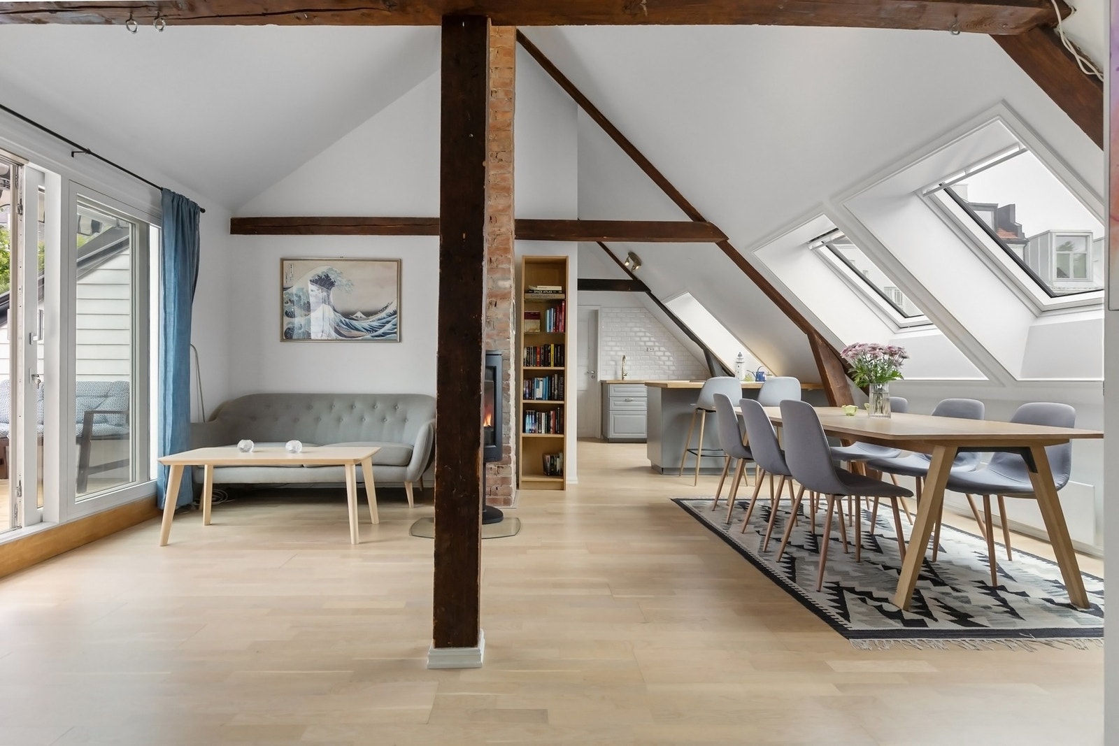 Store vindusflater sørger for godt med naturlig lys. Vinduene ble skiftet ut i 2024. Galleribilde