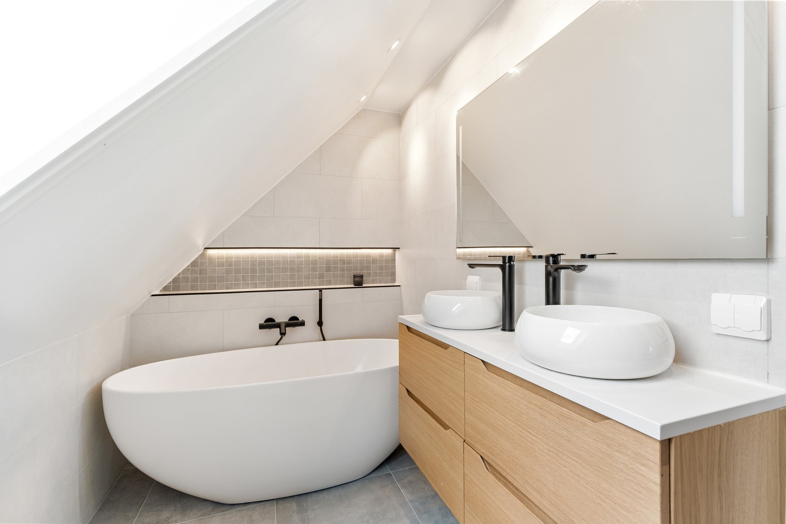 Lekkert, flislagt baderom fra 2023 med downlights i himling og varmekabler i gulv. Galleribilde