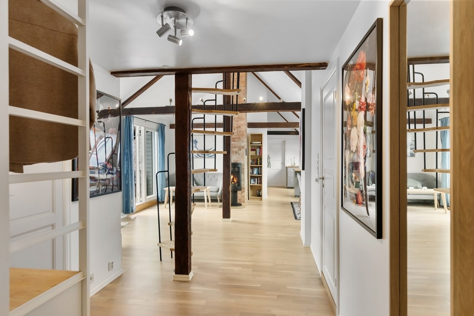 Innbydende entré med plass til oppbevaring av yttertøy og sko. Dørcalling med åpner. Galleribilde