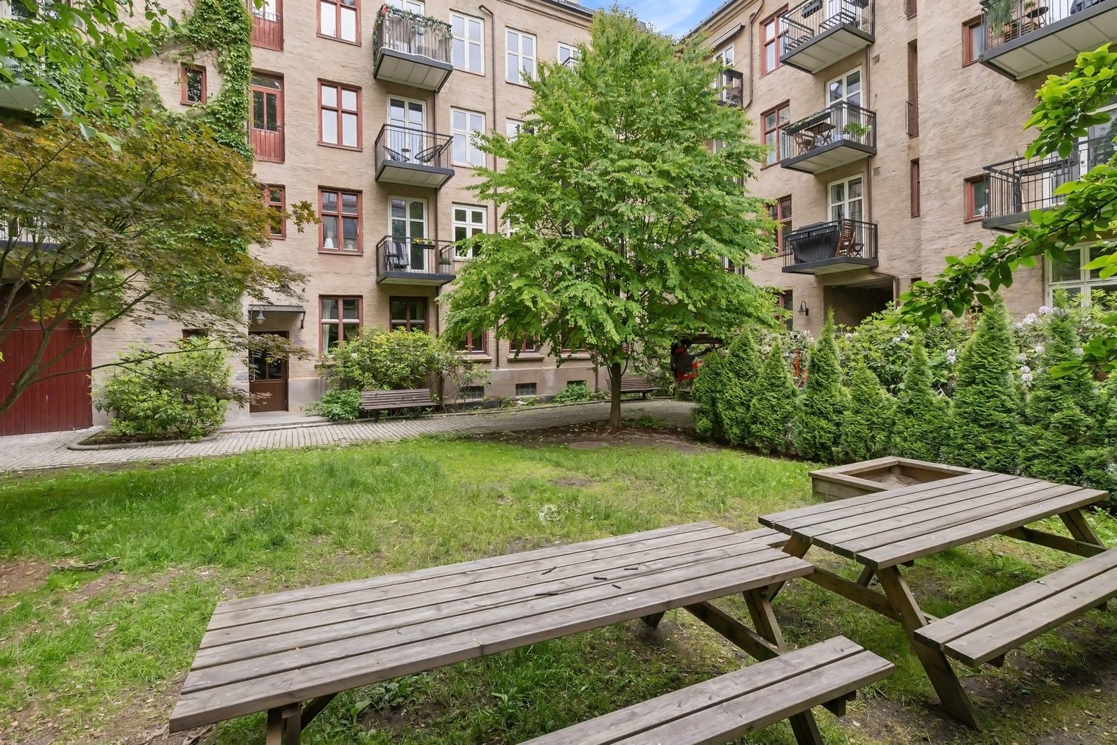 Hyggelig og skjermet bakgård med sittegrupper. Galleribilde