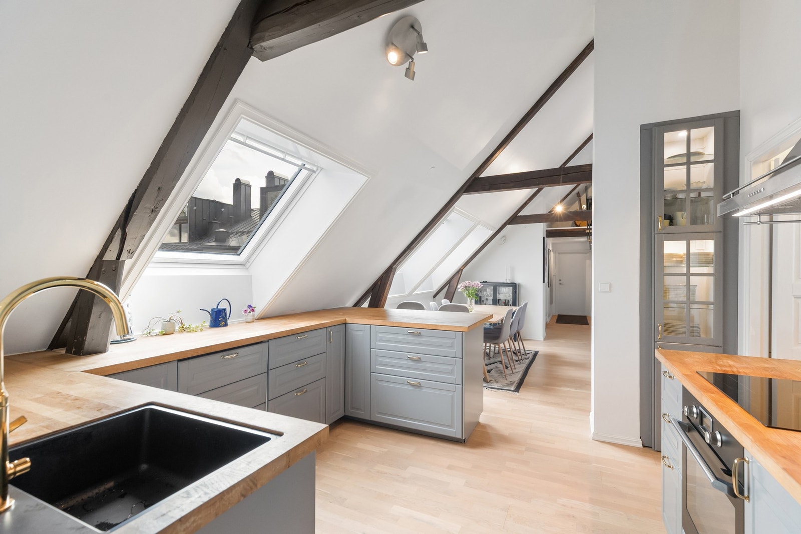 Integrerte hvitevarer som platetopp, stekeovn, oppvaskmaskin og kjøleskap med fryser. Galleribilde