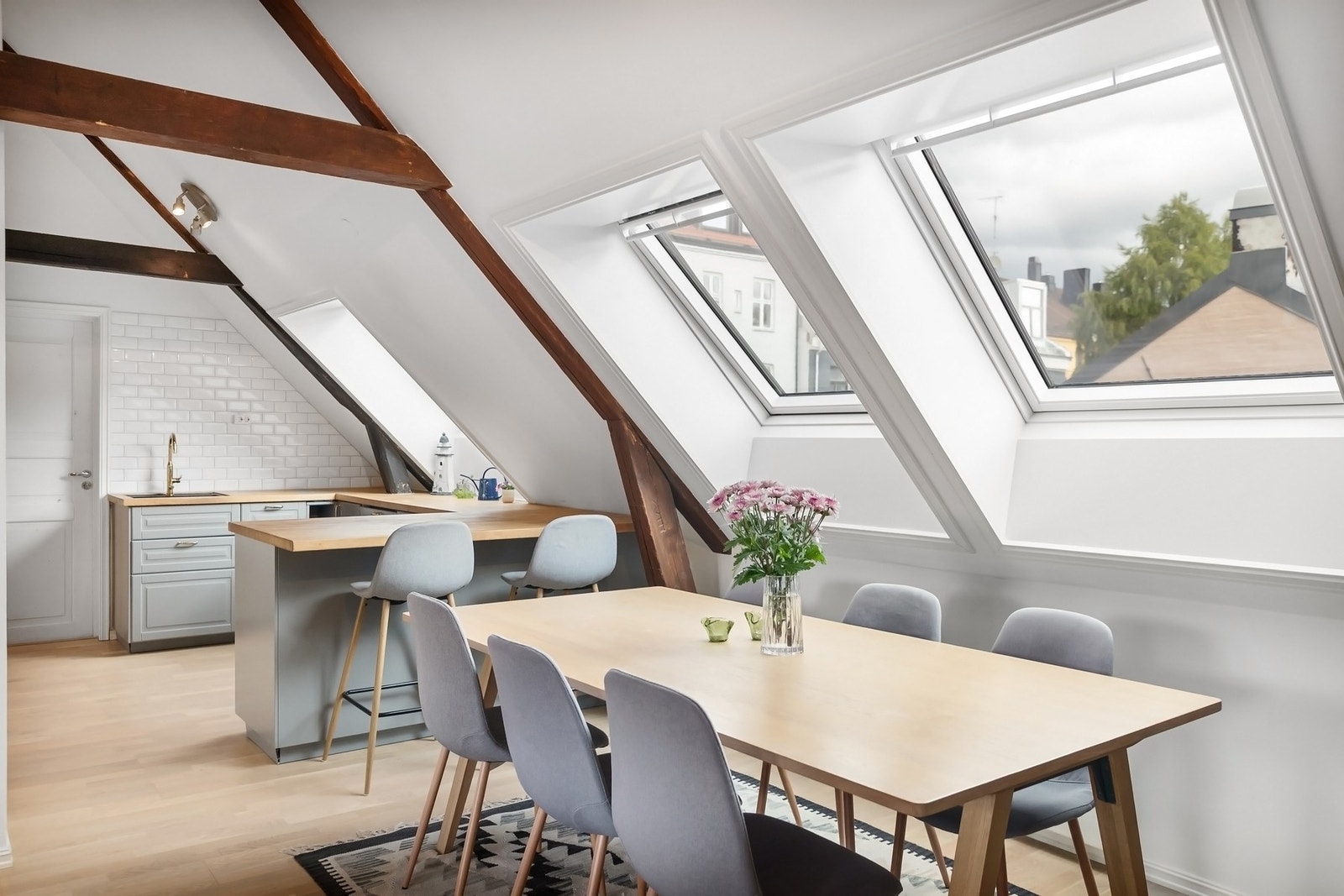 Kjøkkenet ligger i åpen og sosial løsning mot spiseplass og stue. Galleribilde