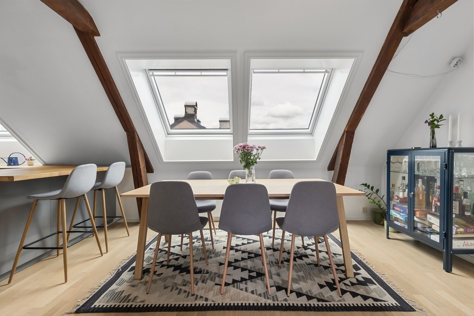 God plass til stort spisebord hvor en kan dekke opp til hyggelig samling. Galleribilde