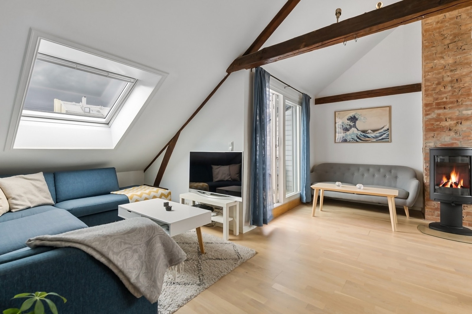 Stuen oppleves lys og luftig, og kan enkelt innredes med flere soner. Galleribilde